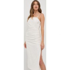 Bardot sukienka kolor biały maxi dopasowana. Białe sukienki Bardot, s, bez wzorów, bez kołnierzyka, bez ramiączek, maxi, dopasowane. W wyprzedaży za 419.99 zł.