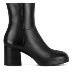 Botki Sergio Bardi. Czarne botki Sergio Bardi, bez wzorów, bez obcasa, na słupku, bez zapięcia. Za 295.99 zł.