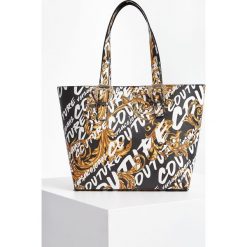 Torebka VERSACE JEANS COUTURE. Białe torebki klasyczne Versace Jeans Couture, bez wzorów, z jeansu, bez dodatków. Za 919.00 zł.