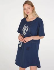 Bawełniana sukienka z nadrukiem. Szare sukienki Unisono, s, z aplikacjami, z bawełny, bez kołnierzyka, bez ramiączek, mini. Za 119.00 zł.