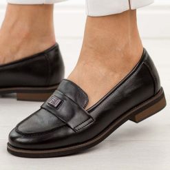 Czarne skórzane mokasyny damskie Potocki 19465. Czarne mokasyny POTOCKI, z aplikacjami, z jeansu, z okrągłym noskiem. Za 229.00 zł.