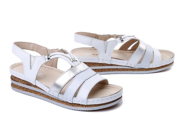 HELIOS KOMFORT 124 biały, sandały damskie. Białe sandały HELIOS KOMFORT, bez wzorów, ze skóry, bez obcasa, na koturnie, bez zapięcia. Za 279.90 zł.