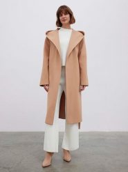 BGN Płaszcz przejściowy w kolorze beżowym rozmiar: 40. Brązowe płaszcze BGN, bez wzorów, z tkaniny, bez kaptura. Za 326.32 zł.