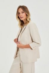 Marynarka z rękawami 3/4 beżowa. Brązowe marynarki i żakiety MOODO, l, bez wzorów, z elastanu, bez ramiączek. Za 159.99 zł.