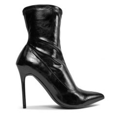 Botki ONLY. Czarne botki ONLY, bez wzorów, bez obcasa, na szpilce, bez zapięcia. Za 459.99 zł.
