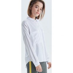 Gładka koszula z kieszeniami - Biały. Koszule marki Cropp. W wyprzedaży za 29.99 zł.