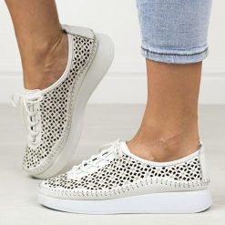 Białe skórzane półbuty damskie T.Sokolski 714. Białe półbuty wsuwane Sokolski, na lato, w ażurowe wzory, z materiału, klasyczne, bez obcasa. Za 259.00 zł.