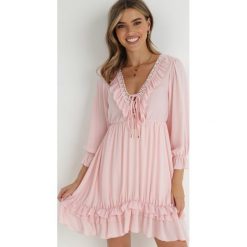 Jasnoróżowa Sukienka Dorylia. Czerwone sukienki Born2be, l, bez wzorów, z koronki, boho, bez kołnierzyka, bez ramiączek, mini. W wyprzedaży za 111.99 zł.