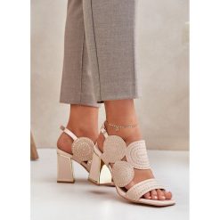 Zdobione Sandały Na Słupku Beżowe beżowy. Brązowe sandały z aplikacjami, eleganckie, bez obcasa, na obcasie, bez zapięcia. Za 153.43 zł.