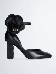 Liu Jo Skórzane czółenka w kolorze czarnym rozmiar: 36. Czarne czółenka Liu Jo, z aplikacjami, klasyczne, bez obcasa, bez zapięcia. Za 338.21 zł.