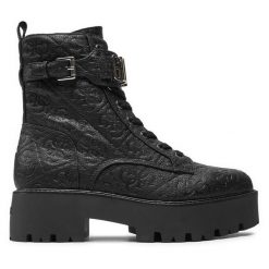 Botki Guess. Czarne botki Guess, z aplikacjami, bez obcasa, na płaskiej podeszwie, bez zapięcia. Za 399.99 zł.