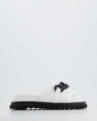 BIAŁE KLAPKI Z ŁAŃCUCHEM 083192037 WHITE. Białe klapki Venezia, bez wzorów, ze skóry, bez obcasa, bez zapięcia. Za 249.00 zł.