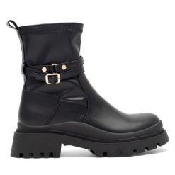 Botki DeeZee. Czarne botki DeeZee, bez wzorów, bez obcasa, na płaskiej podeszwie, bez zapięcia. Za 119.99 zł.