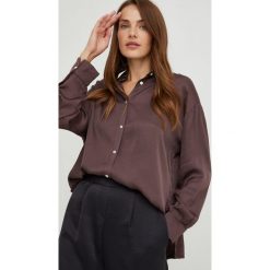 Answear Lab koszula damska kolor brązowy relaxed z kołnierzykiem klasycznym. Brązowe koszule Answear Lab, m, bez wzorów, z tkaniny, klasyczne, bez kołnierzyka, bez ramiączek. W wyprzedaży za 164.99 zł.