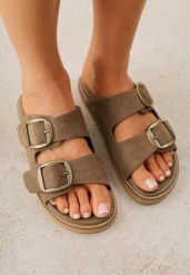 Zielone Klapki VICES Ozdobione Dużymi Klamrami Jenniviane. Brązowe klapki Renee, z aplikacjami, z materiału, z otwartym noskiem, bez obcasa, na płaskiej podeszwie, bez zapięcia. Za 99.99 zł.