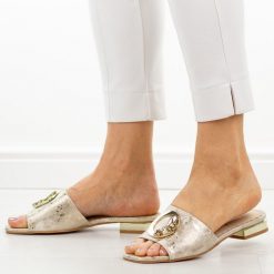 Złote klapki damskie S.Barski 6025. Żółte klapki S.BARSKI, bez wzorów, z jeansu, eleganckie, bez obcasa, na obcasie, bez zapięcia. Za 179.00 zł.