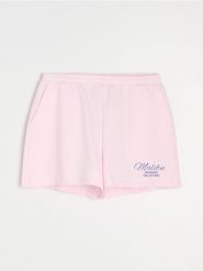 Bawełniane szorty dresowe - różowy. Czerwone szorty sportowe Sinsay, bez wzorów, z bawełny. Za 29.99 zł.