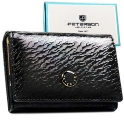 Średni portfel damski w czarnym kolorze zamykany na zatrzask, wykonany ze skóry naturalnej i ekologicznej - Peterson. Czarne portfele Peterson, bez wzorów, ze skóry ekologicznej. Za 74.99 zł.