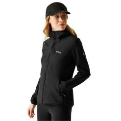 Kurtka Damska Ossek Soft Shell. Czarne kurtki przejściowe sportowe Regatta, l, bez wzorów, z elastanu, z kapturem, trekkingowe. Za 348.99 zł.
