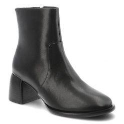 Botki damskie D&A by S.Barski o klasycznym fasonie z gładką cholewką i stabilnym obcasem czarne, CR62-3392 Black. Czarne botki S.BARSKI, bez wzorów, z jeansu, eleganckie, bez obcasa, na obcasie, bez zapięcia. Za 359.99 zł.