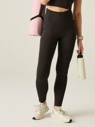 Dare 2b Legginsy funkcyjne "Refresh" w kolorze czarnym rozmiar: 42. Czarne legginsy sportowe Dare 2b, bez wzorów, z materiału, z podwyższonym stanem, outdoorowe. Za 109.52 zł.