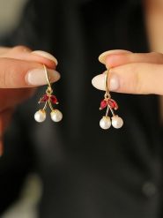 Pierres de Jade Pozłacane kolczyki z perłami i cyrkoniami rozmiar: onesize. Białe kolczyki Pierres de Jade, z cyrkonią, pozłacane. Za 43.99 zł.