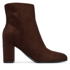 Botki Guess. Brązowe botki Guess, z aplikacjami, bez obcasa, na słupku, bez zapięcia. Za 544.99 zł.