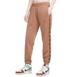 Spodnie Do Biegania Z Taśmą Dla Kobiet. Brązowe spodnie dresowe Nike, bez wzorów, długie, do biegania. Za 236.99 zł.