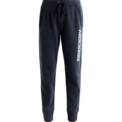 Abercrombie & Fitch DOORBUSTER JOGGER Spodnie treningowe navy. Niebieskie spodnie dresowe marki comma casual identity, z materiału, casualowe. Za 309.00 zł.