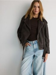 Kurtka oversize z owczej skóry - ciemnobrązowy. Brązowe kurtki Reserved, l, bez wzorów, ze skóry, bez kaptura. Za 599.99 zł.