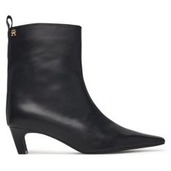 Botki Tommy Hilfiger. Czarne botki Tommy Hilfiger, bez wzorów, bez obcasa, na słupku, bez zapięcia. Za 749.99 zł.