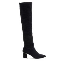 Kozaki Lasocki. Czarne kozaki Lasocki, bez wzorów, bez obcasa, na słupku, bez zapięcia. Za 299.99 zł.