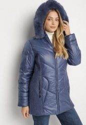 Niebieska Kurtka z Pikowanymi Przeszyciami i Kapturem z Futerkiem Vevea. Niebieskie kurtki Born2be, l, bez wzorów, z dzianiny, biznesowe. Za 219.99 zł.