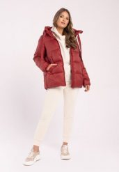 Pikowana kurtka oversize J-AMINA. Czerwone kurtki Volcano, s, bez wzorów, z materiału, eleganckie, bez kaptura. Za 369.99 zł.