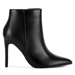 Botki DeeZee. Czarne botki DeeZee, bez wzorów, bez obcasa, na szpilce, bez zapięcia. Za 125.99 zł.