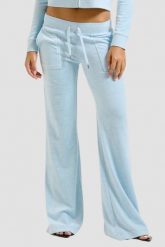 JUICY COUTURE Błękitne damskie spodnie dresowe Layla Low Rise Pocket. Niebieskie spodnie dresowe Juicy Couture, bez wzorów, z dresówki. W wyprzedaży za 284.99 zł.
