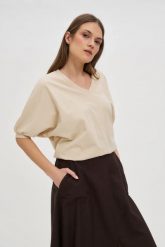 Bawełniana bluzka oversize beżowa. Brązowe bluzki MOODO, l, bez wzorów, z bawełny, bez kołnierzyka, bez ramiączek. Za 54.99 zł.