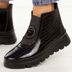 Czarne lakierowane botki damskie Filippo Dbt7169/25. Czarne botki Filippo, bez wzorów, z gumy, eleganckie, z okrągłym noskiem, bez obcasa, bez zapięcia. Za 299.00 zł.