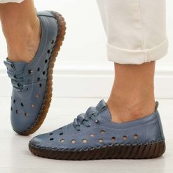 Niebieskie ażurowe skórzane półbuty damskie Cambell 15319. Niebieskie półbuty wsuwane Cambell, na jesień, w ażurowe wzory, z jeansu, casualowe, z okrągłym noskiem, bez obcasa, na płaskiej podeszwie. Za 219.00 zł.