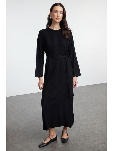 Trendyol Sukienka w kolorze czarnym rozmiar: L. Czarne sukienki Trendyol, na co dzień, l, bez wzorów, z tkaniny, bez kołnierzyka, bez ramiączek, maxi, proste. Za 73.99 zł.