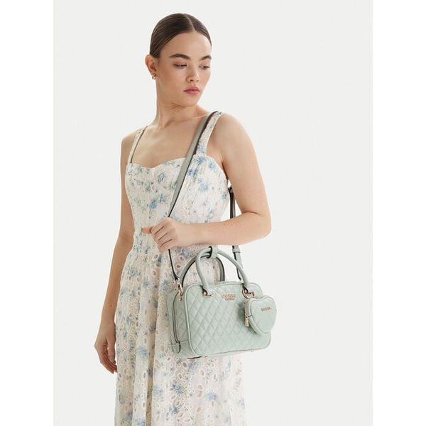 Torebka Guess. Brązowe torebki klasyczne Guess, z aplikacjami, klasyczne, bez dodatków. Za 494.99 zł.