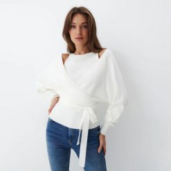 Sweter z odkrytymi ramionami - Kremowy. Białe swetry Mohito, xl, bez wzorów, bez ramiączek. W wyprzedaży za 99.99 zł.