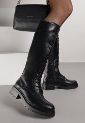 Czarne Kozaki w Stylu Workerów Cahrarah. Czarne kozaki Born2be, bez wzorów, z jeansu, klasyczne, bez obcasa, na płaskiej podeszwie, bez zapięcia. Za 159.99 zł.