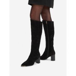 Kozaki MEXX. Czarne kozaki Mexx, bez wzorów, bez obcasa, na słupku, bez zapięcia. Za 629.99 zł.