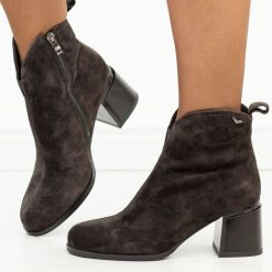 Brązowe skórzane botki damskie na obcasie Vinceza 91178. Brązowe botki VINCEZA, bez wzorów, z dzianiny, eleganckie, z okrągłym noskiem, bez obcasa, na obcasie, bez zapięcia. Za 349.00 zł.