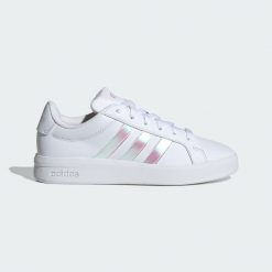 Buty Grand Court 3.0 Junior. Białe buty sportowe lifestyle adidas, bez wzorów, z gumy, sportowe, bez zapięcia. Za 179.00 zł.