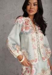 Zielona Koszula ze Stójką w Kwiatowy Print Dorirecea. Zielone koszule Renee, l, z aplikacjami, z jeansu, casualowe, bez kołnierzyka, bez ramiączek. Za 139.99 zł.