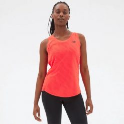Koszulka damska New Balance WT23280ERE – czerwona. Czerwone t-shirty sportowe New Balance, m, bez wzorów, z materiału, bez ramiączek, na fitness i siłownię. W wyprzedaży za 119.99 zł.