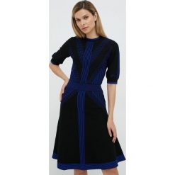 Karl Lagerfeld sukienka kolor czarny mini rozkloszowana. Czarne sukienki KARL LAGERFELD, m, bez wzorów, z materiału, bez kołnierzyka, bez ramiączek, mini, rozkloszowane. Za 1,399.90 zł.