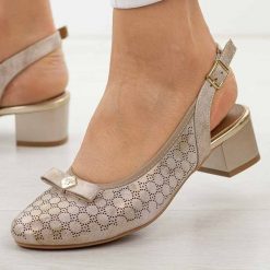 Złote sandały damskie na obcasie M.Daszyński Sa210-15. Żółte sandały M.Daszyński, z aplikacjami, ze skóry, casualowe, z okrągłym noskiem, bez obcasa, na obcasie, bez zapięcia. Za 179.00 zł.